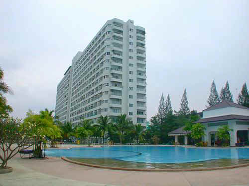 View Talay 1, pool and condo building in Jomtien Beach, Pattaya, Thailand.